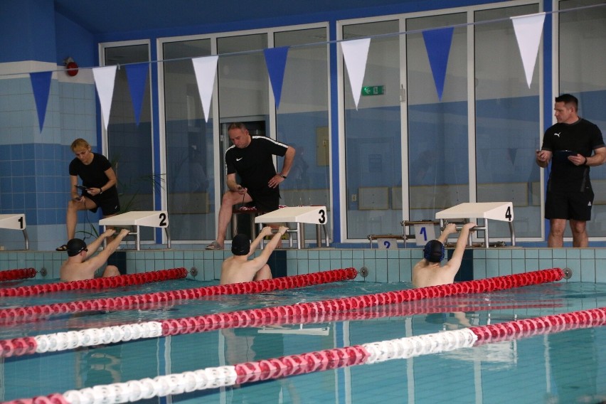 Zawody pływackie w Jędrzejowie. Walczyli uczniowie szkół ponadpodstawowych. Zobacz zdjęcia