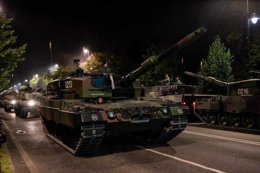 Czołgi i wojsko nocą na ulicach Warszawy. Co się stało? 