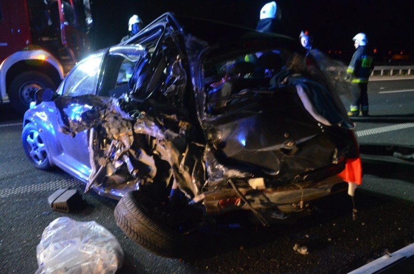 Nocny wypadek na S7. Cieżarówka uderzyła w auto osobowe.