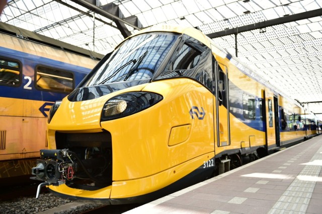 Prezentacja pociągu Concordia Stream na dworcu w Rotterdamie. Z Chorzowa do Holandii trafi jeszcze 70 takich pojazdów.