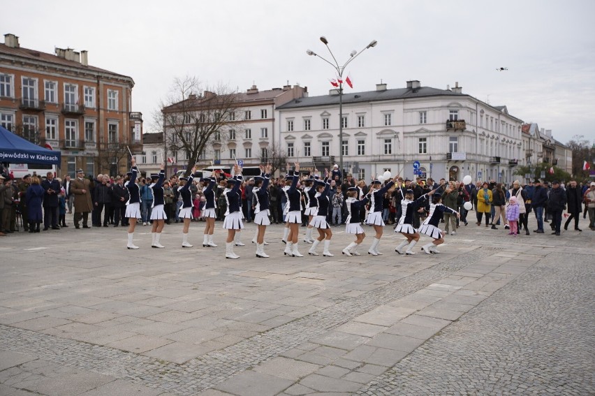 Występy artystyczne w ramach obchodów Narodowego Święta Niepodległości na Placu Wolności w Kielcach. Zobacz zdjęcia