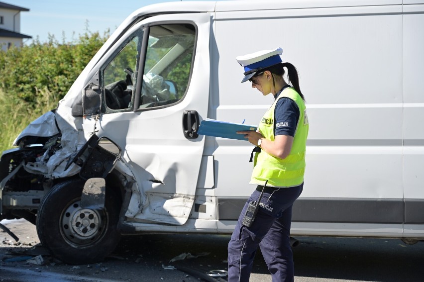 W Radzyniu Chełmińskim zderzyły się dwa samochody dostawcze. Jedna osoba trafiła do szpitala