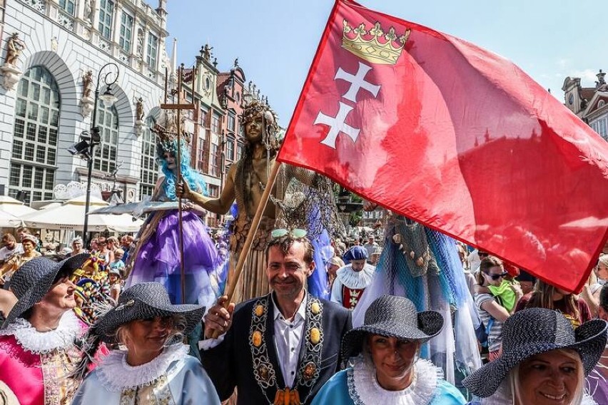 Malbork. Bursztynki uczestniczyły w paradzie na otwarciu Jarmarku św. Dominika. To już taka tradycja zespołu z MCKiE