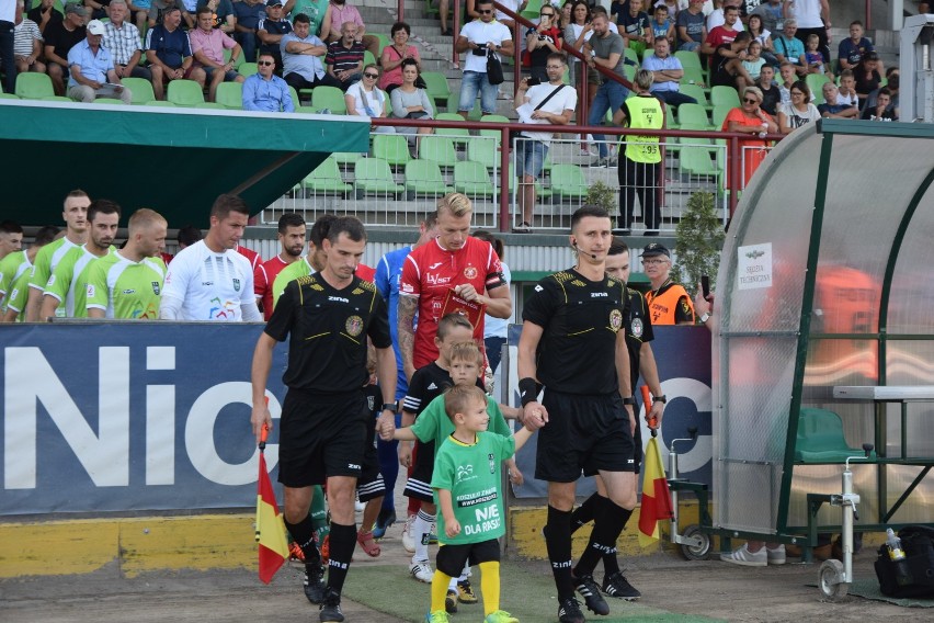 ROW remisuje z Widzewem po bramce Kujawy. Olbrzymie siły policji pod stadionem