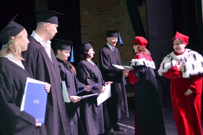 Absolwenci PWSZ w Głogowie odebrali dyplomy ukończenia...