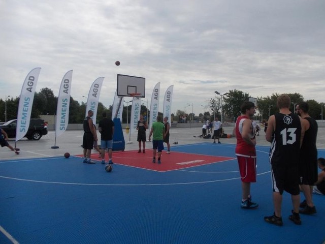 Turniej koszykówki ulicznej w Płocku dostarczył wszystkim wielu emocji