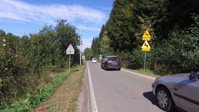 Droga jest bardzo wąska. Mieszkańcy domagają się wprowadzenia tutaj ograniczenia prędkości. Rowerzysta czy pieszy w zderzeniu z rozpędzonym autem nie ma szans. Czy musi dojść do tragedii, żeby w końcu co się zmieniło?