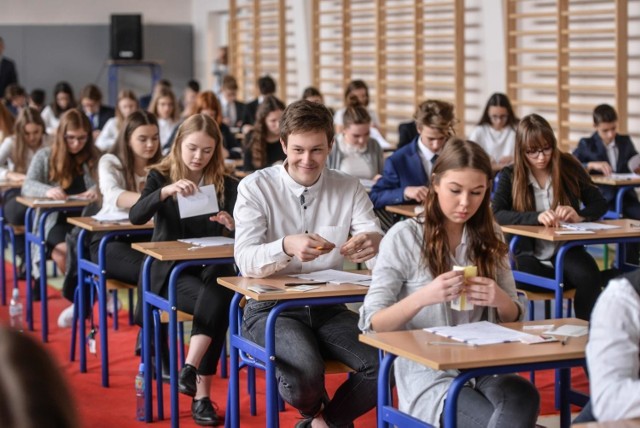 W gimnazjum nr 8, znajdującym się przy ul. Żabi Kruk 5, już kwadrans przed egzaminem uczniów usadowiono w ławkach, by spokojnie oczekiwali na kolejne starcie, tym razem z częścią matematyczno-przyrodniczą. Jak się okazało, wszystko poszło sprawnie, bo we wtorek gimnazjaliści odbyli próbę generalną, dzięki której dokładnie wiedzieli w jakim szyku mają się ustawić i kto trafi do danej sali. Wszystko zostało dokładnie przemyślane i dopięte na ostatni guzik.