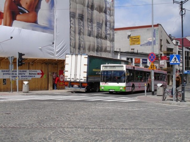 Ciężarówka z naczepą typu TIR zaparkowana na chodniku w samym centrum Białegostoku