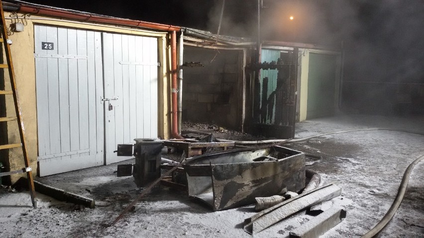Strażacy gasili pożar garażu