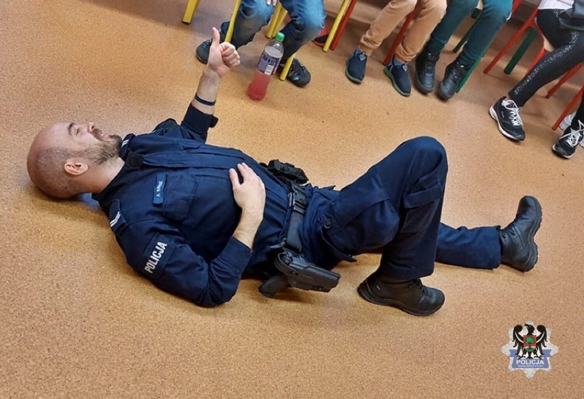 Wałbrzych: Policjanci rozmawiali z dziećmi o zagrożeniach