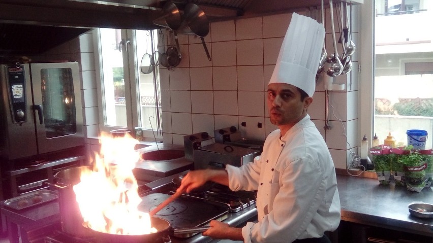 Kucharz Lilamani podczas przygotowywania posiłku