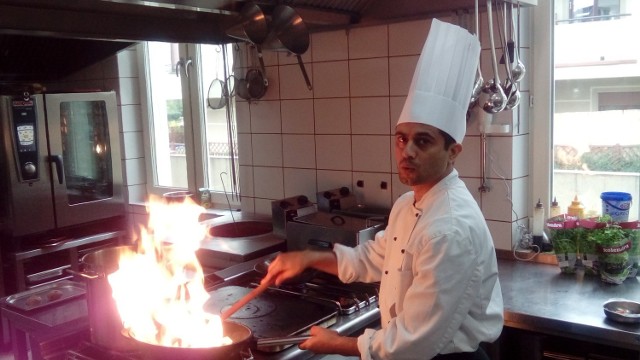 Kucharz Lilamani podczas przygotowywania posiłku