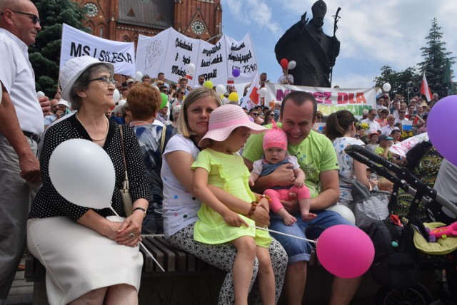 Ulicami Rybnika przeszedł radosny marsz dla życia i rodziny