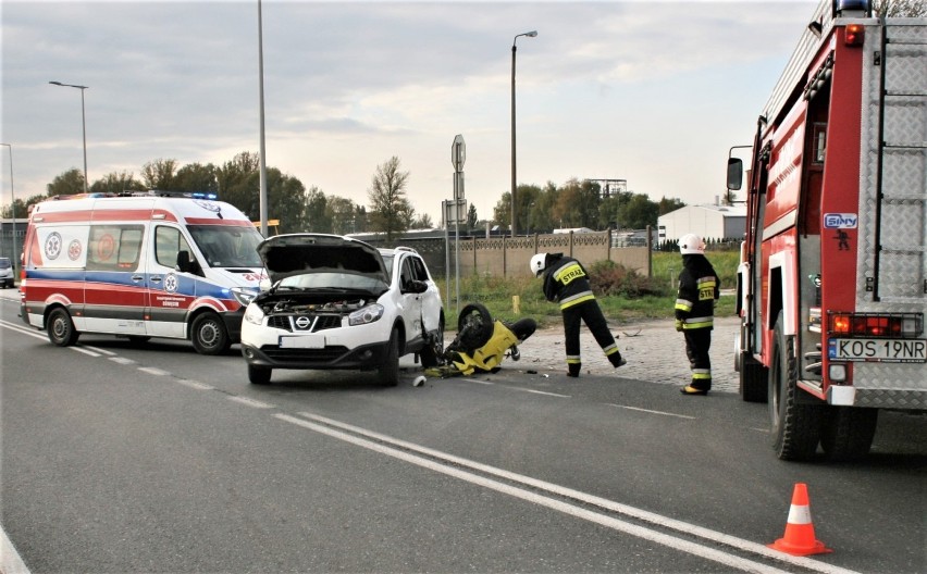 Oświęcim. Wypadek na skrzyżowaniu ulic Fabrycznej i Unii Europejskiej. Motocyklista uderzył w samochód