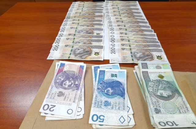 Policja w Oświęcimiu poszukuje właściciela pokaźnej gotówki, którą wczoraj na os. Chemików znalazł pewna oświęcimianka