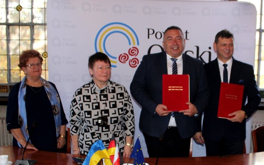 Podpisanie umowy partnerskiej między powiatem oleskim a...