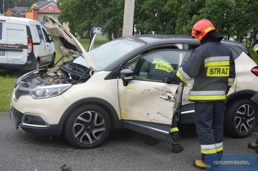 Wypadek na skrzyżowaniu ulicy Zielnej z aleją Kazimierza Wielkiego we Włocławku [zdjęcia]