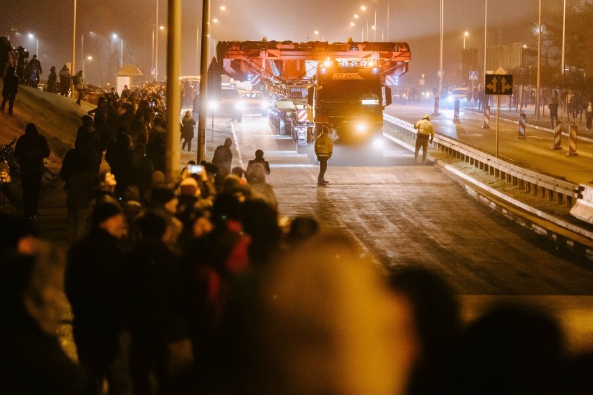 Setki ludzi oglądały przejazd przez Rzeszów transportu z ogromnymi elementami maszyny do drążenia tunelu [ZDJĘCIA, WIDEO]