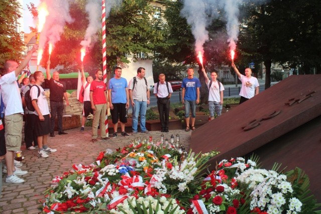 Hołd bohaterom powstania oddali nie tylko przedstawiciele władz ...