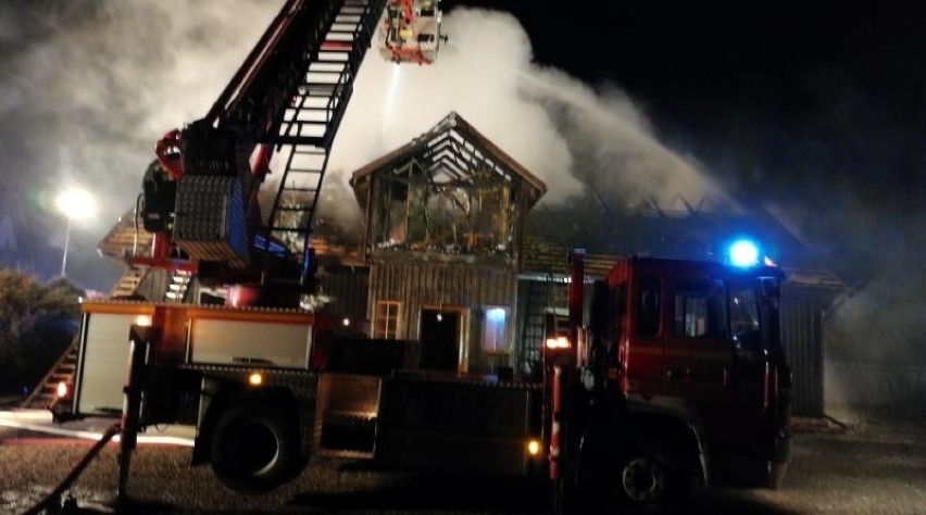 Duży pożar budynku agroturystycznego w Ispinie. Akcja zablokowała drogę wojewódzką