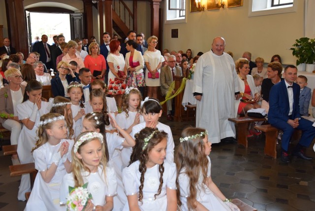 Pierwsza Komunia Święta  w kościele św. Stanisława odbyła się w niedzielę 22 maja. Kilkadziesiąt dziewcząt i chłopców przystąpiło do komunii w dwóch turach.
