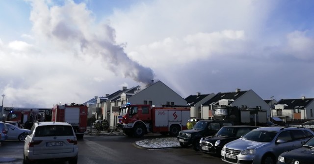 Pożar domu w Siemianicach. Na miejscu sześć zastępów straży pożarnej