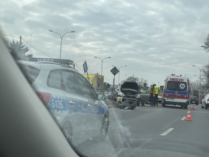 Wypadek na ulicy Krakowskiej w Kielcach. Ranna kobieta, potężne korki [ZDJĘCIA]