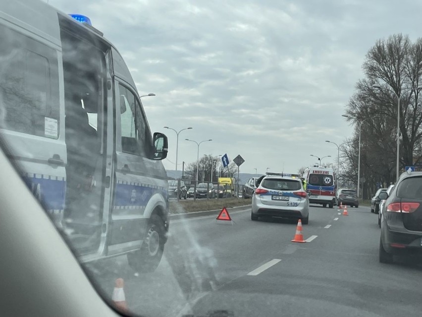 Wypadek na ulicy Krakowskiej w Kielcach. Ranna kobieta, potężne korki [ZDJĘCIA]