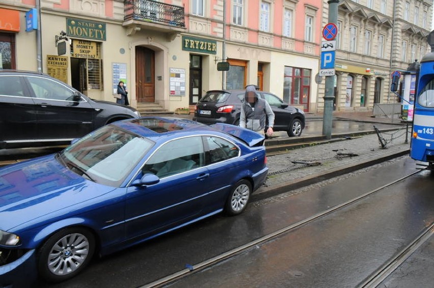 Kraków. Wypadek na ul. Lubicz. BMW wjechało w słupki [ZDJĘCIA]