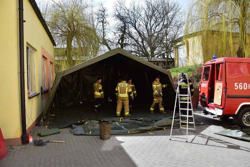 Strażacy z PSP rozstawili namiot przy szpitalu w Żninie. Dlaczego? [zdjęcia] 