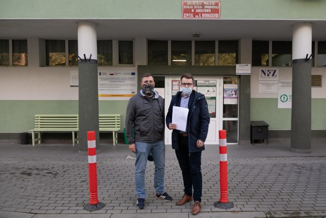 Radni Michał Kotarski i Maciej Kaszuba wystąpili do starosty z prośbą o podjęcie pilnych działań w sprawie szpitala. Nie chcą, by był przekształcany