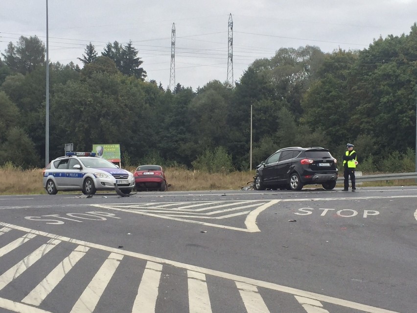 Wypadek na obwodnicy Nowej Rudy. Zderzyły się dwa auta osobowe. Trzy osoby w szpitalu