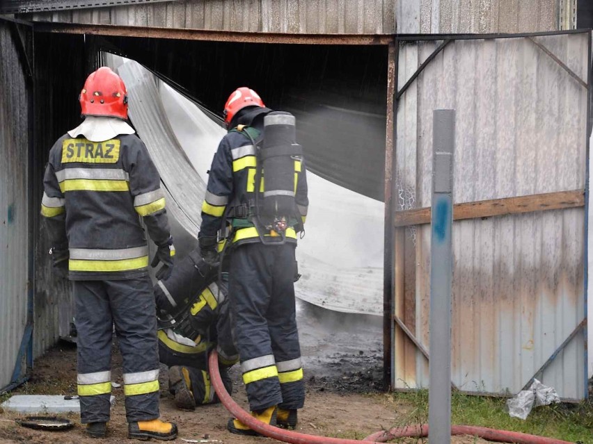 Pożar garaży w Łęgu Witoszynie. Spłonęły cztery blaszaki