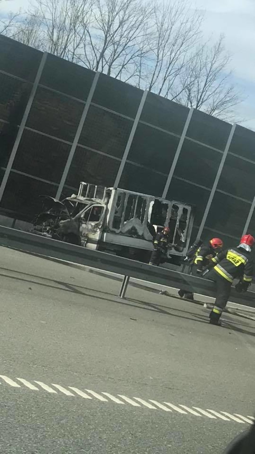 Pożar samochodu na autostradzie A1 w Bytomiu. Ruch w kierunku Łodzi odbywa się jednym pasem