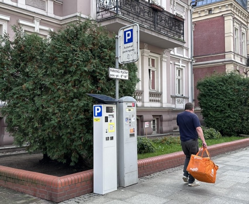 Na parkujących w Lesznie czekają nowe parkomaty. Co kierowcy muszą wiedzieć podczas płacenia za parkowanie?