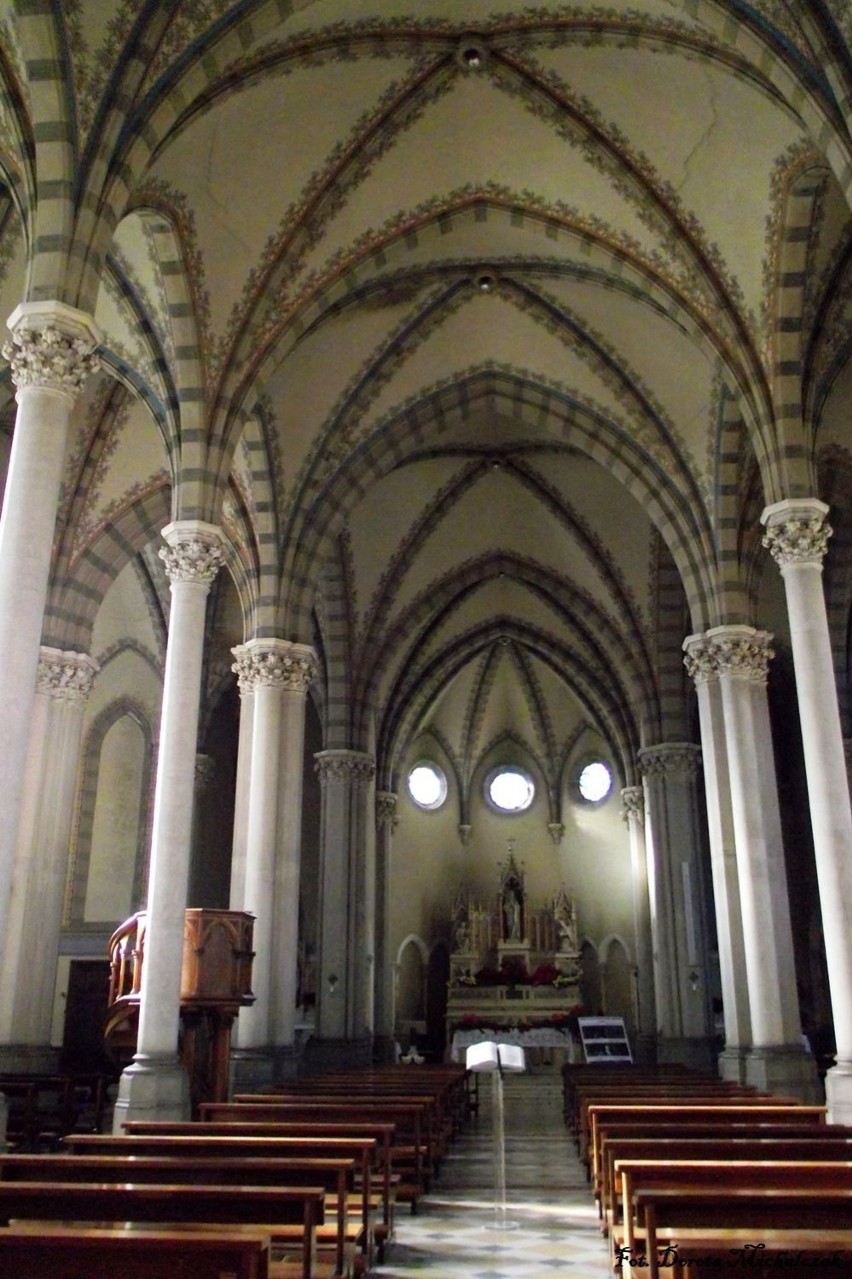Kościół neogotycki jednonawowy, dwa korytarze podzielone...