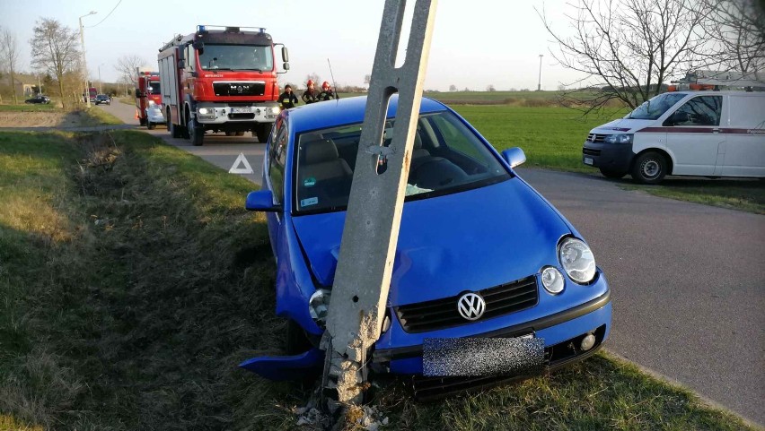 Wypadek w powiecie włocławskim. Volkswagen uderzył w słup [zdjęcia]
