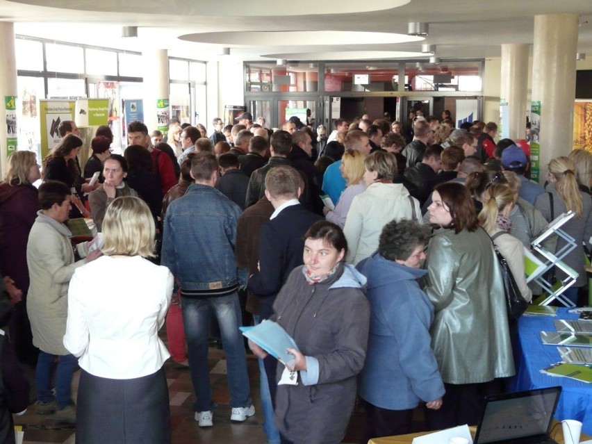 II Radomszczańskie Targi Pracy 2012: Po pracę znów przyszły tłumy [ZDJĘCIA]