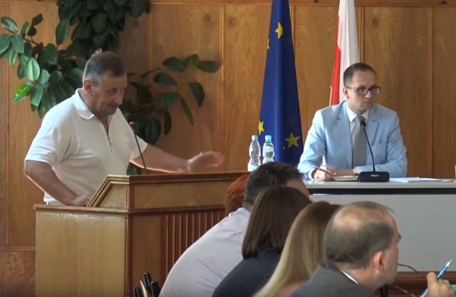 Słowom Wiesława Karasia (z lewej) przysłuchiwał się burmistrz Artur Gajlewicz (z prawej)
