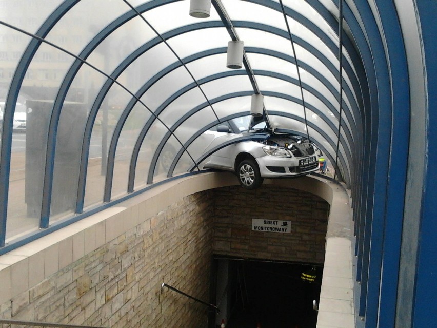 Samochód wjechał w dach tunelu na rondzie Jagiellonów [zdjęcia]