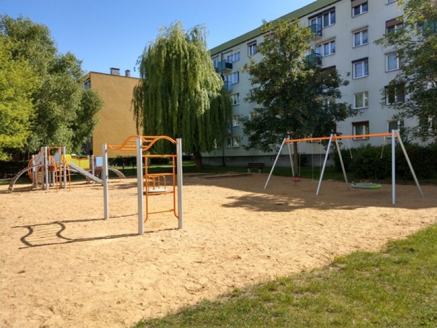 Rawicz. W dniu święta wszystkich dzieci na osiedlu Westerplatte oddano do użytku plac zabaw [ZDJECIA]