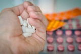Małopolski NFZ przestrzega przed przyjmowaniem "tabletkowych koktajli" i zaprasza na cykl spotkań z farmaceutami "Leki pod kontrolą"