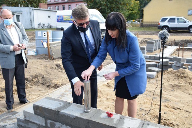 - Mamy nadzieję, że nowy budynek będzie dla wychowanków nie tylko miejscem, dzięki któremu rozwijać będą swoje pasje i zainteresowania, ale przede wszystkim miejscem, w którym będą czuć się u siebie - mówiła starosta Agnieszka Olender podczas piątkowego wmurowania kapsuły czasu.