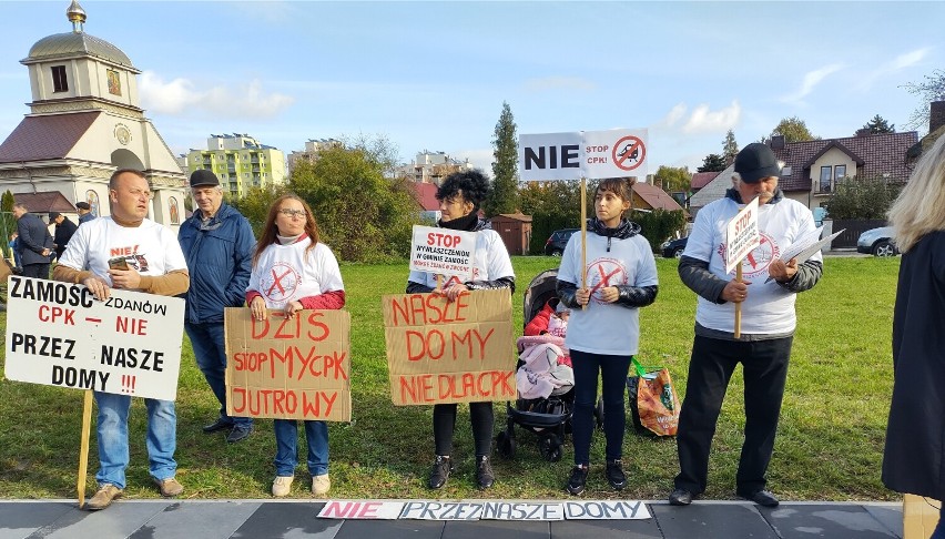 Protestowali przeciw CPK podczas spotkania z Jarosławem Kaczyńskim w Zamościu. Zobacz zdjęcia