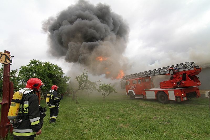 Kamieniec Wrocławski: Pożar hali magazynowej