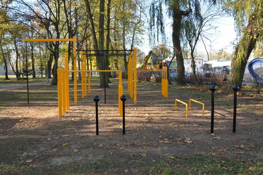 Akt sadyzmu w wieruszowskim parku? Ktoś porozrzucał szkło[FOTO]