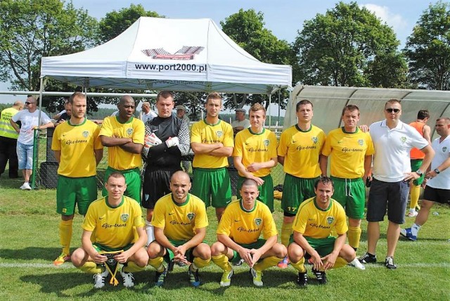 Formacja Port 2000 przed meczem ze Stilonem Gorzów Wielkopolski inaugurującym IV-ligowe rozgrywki w sezonie 2012/2013