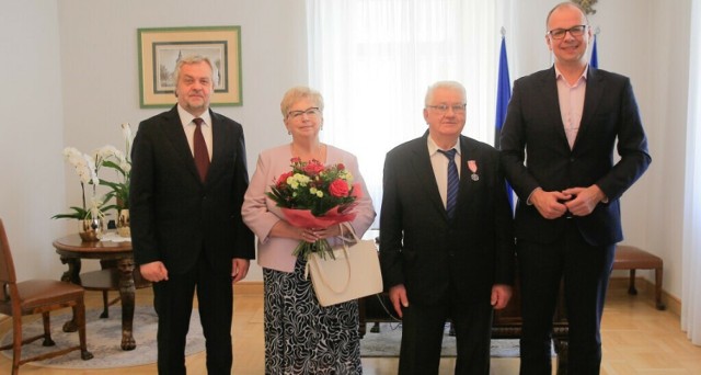 Państwo Janina i Stanisław Zającowie przeżyli wspólnie 50 lat. Z okazji jubileuszu otrzymali medale nadane przez prezydenta Polski.