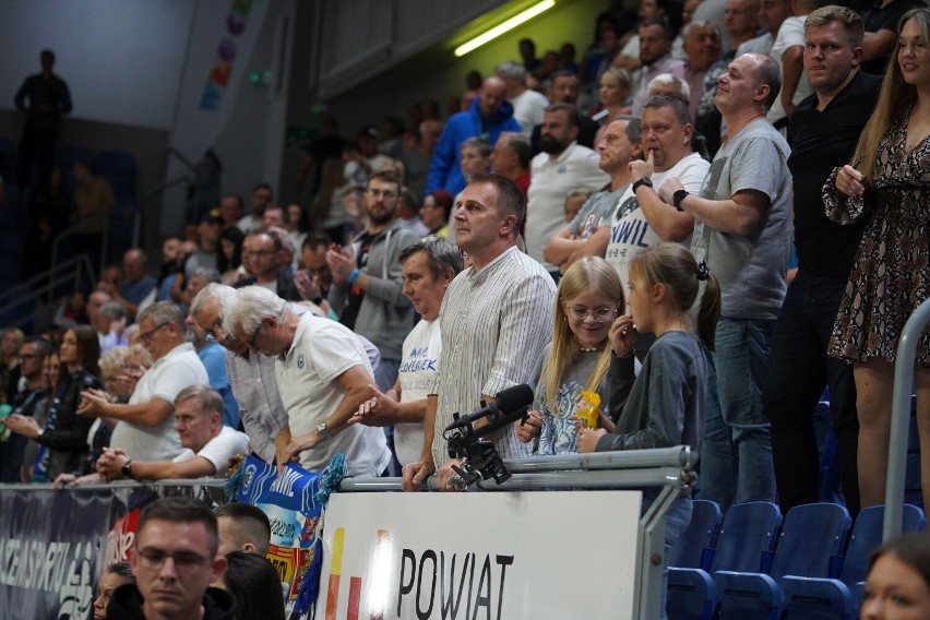 Kibice i Cheerleaders KK Włocławek podczas meczu Anwil...